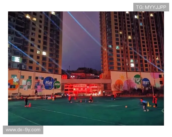 体育生秋冬季校园足球训练与体能提升攻略实用方法与注意事项大全 体育生秋冬季校园足球训练与体能提升攻略实用方法与注意事项大全